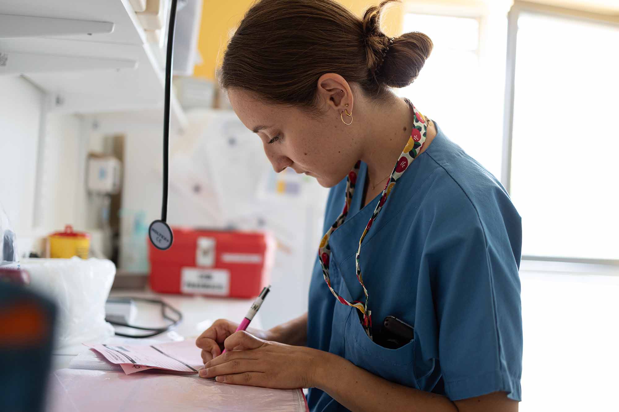 Médecin remplissant une ordonnance